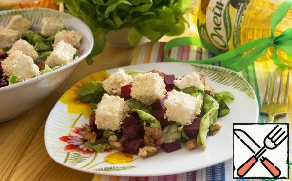 Pieces of cheese in sesame spread on top of the salad and do not mix anything. Our salad is ready!