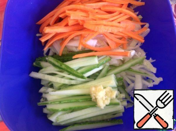 Chop the carrots into strips and grate the ginger on a fine grater.