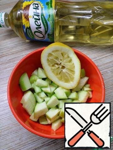 Put the sliced apples in a bowl, pour the lemon juice, mix and leave.