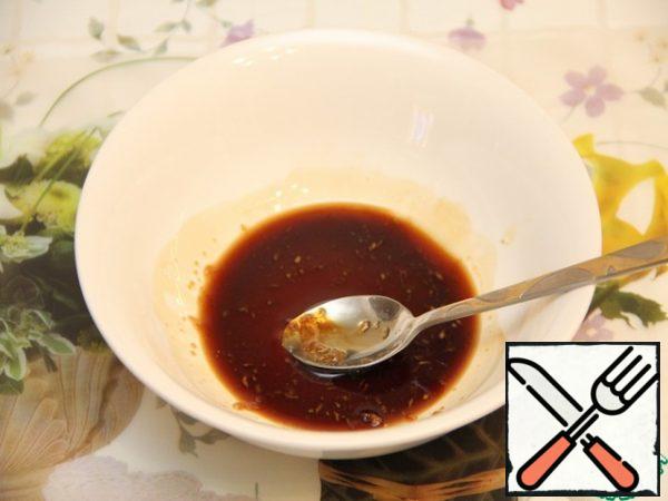 For the marinade, mix soy sauce, balsamic, honey, vegetable oil, ground coriander, grated ginger root. Marinate the pumpkin in it for about an hour (the longer, the softer the pumpkin).
