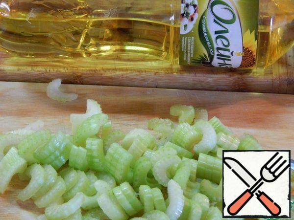 Celery is prepared, cut into plates.