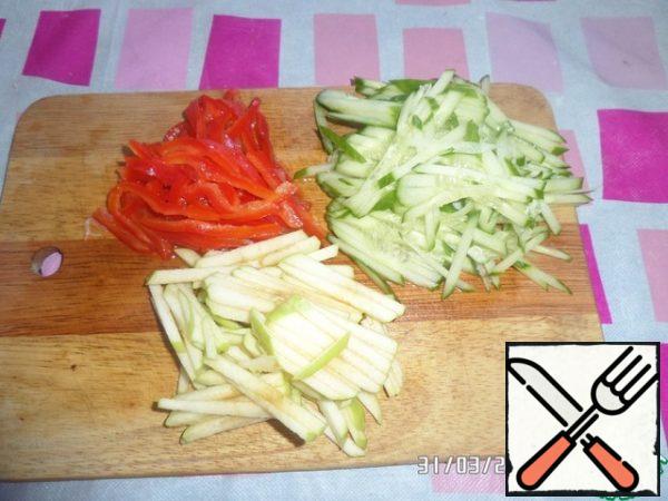Cut the apple, cucumber and pepper into strips. Squeeze the juice out of the lemon.