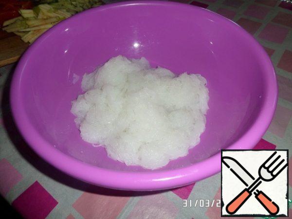 Funchoza boil for 2-3 minutes. We throw it in a colander, wash it with cold water. You can cut it or cut it with scissors.