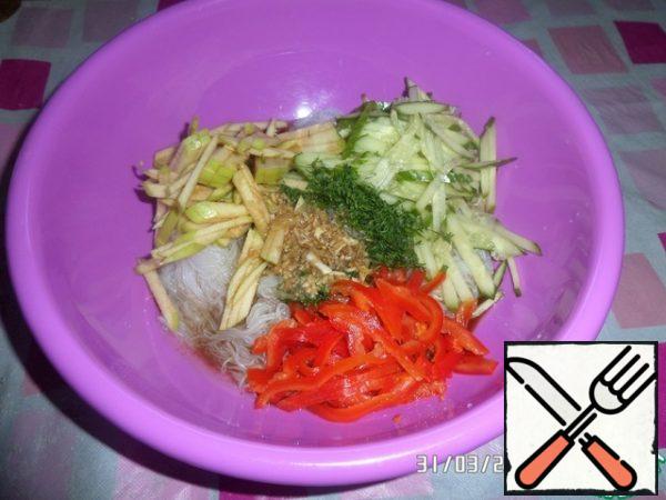 In the working funchoza Cup combine chopped vegetables and the Apple, fennel. Pour the prepared sauce.