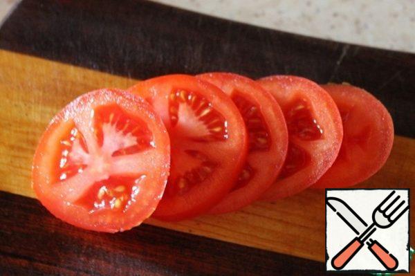 Wash the tomatoes and dry them with a paper towel. Cut into rings.