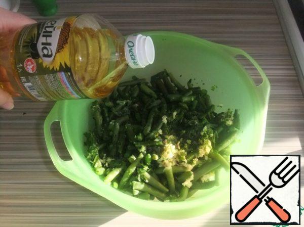 Add lemon juice, chopped parsley (I have frozen), salt, season with vegetable oil.