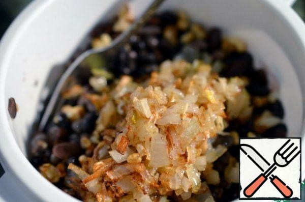 Mix all the ingredients, add salt if desired, season with oil and serve.