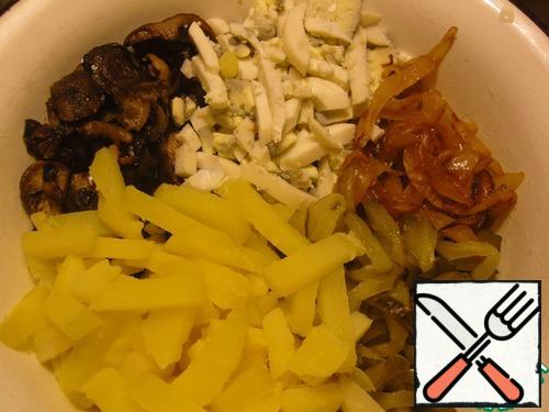 1) Boil potatoes (in uniform) and eggs, cut them into strips.
2) cut the Onion and mushrooms and fry separately in a mixture of vegetable and butter.
