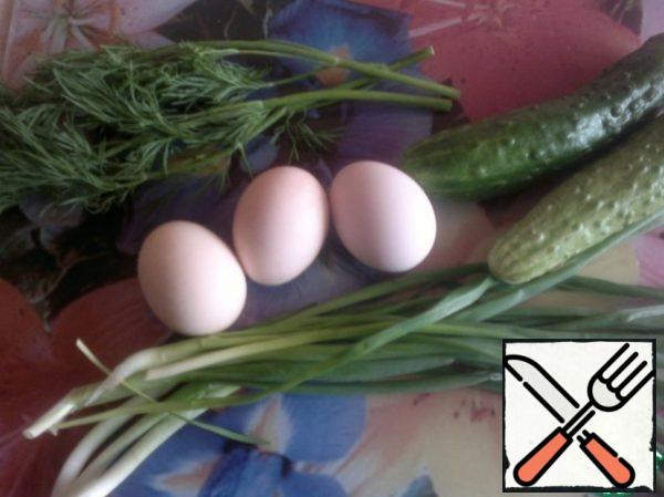 Prepare the products. Boil the eggs and wash the vegetables.