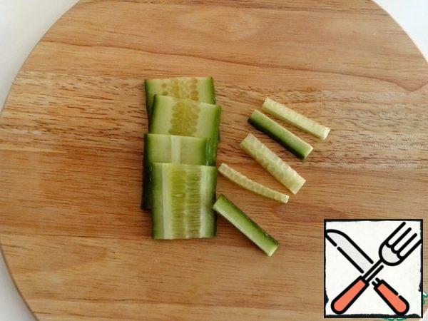 Cut the washed cucumber into thin strips.