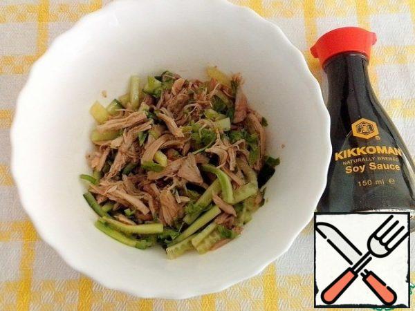 Put the cucumber and chicken in a bowl, pour the dressing, mix and refrigerate for 1 hour.