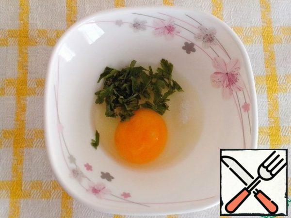 Put the egg, salt (to taste) and chopped parsley in a bowl and mix with a fork.