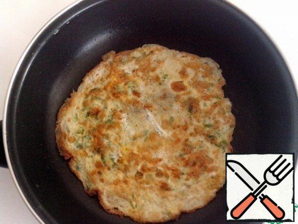 Pour a thin layer of this mass on a preheated, greased with a small amount of oil pan. Fry the pancake from 2 sides until Golden. Cool and cut into thin strips.