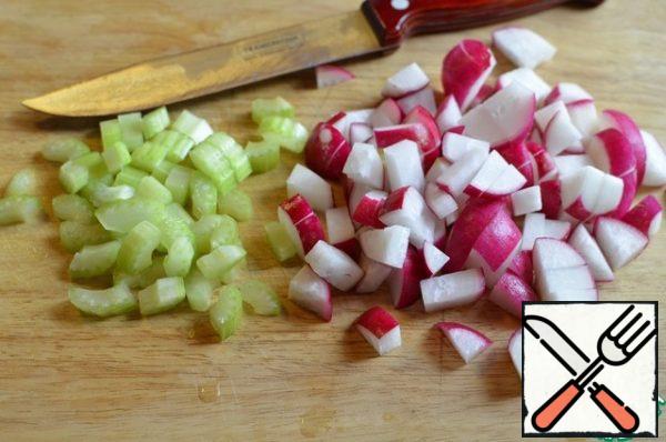 Slice the celery and radish.