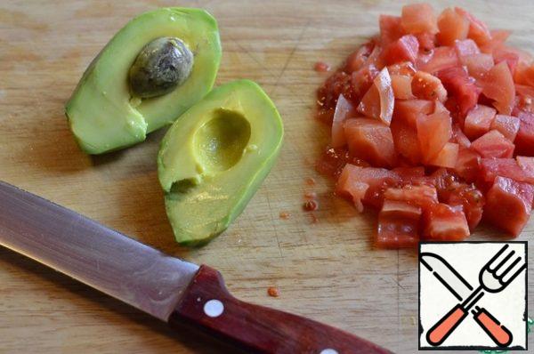 Cut the avocado and tomato.