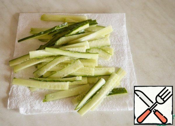 Cucumbers cut into thin slices and salt on a paper towel to leave the excess liquid. Leave for 10 minutes.