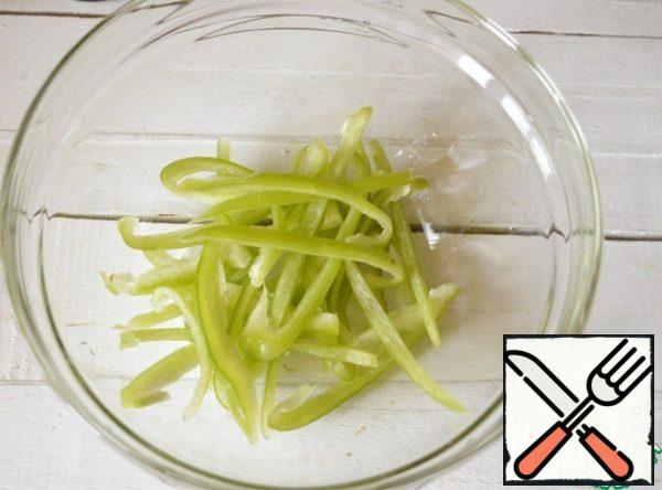 Cut the pepper into thin strips.