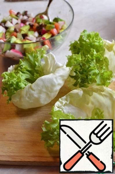 Serve the salad, put the lettuce leaf on the cabbage leaf, on the lettuce leaf itself))) Sprinkle with chopped dill.