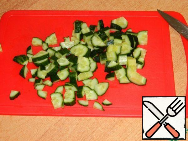 Cut the cucumbers into cubes.