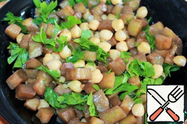 In a salad bowl, mix chickpeas, eggplant and herbs. Mix thoroughly and allow to infuse a little. We do not add any dressing, as the eggplant gives the salad everything you need.