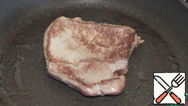In a well-heated pan with olive oil, send our beef steak and fry for 3 minutes on each side until Golden brown.