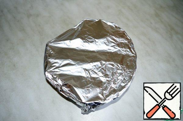 Transfer the meat to a separate plate and cover with foil. Leave for 10 minutes, the meat should rest!