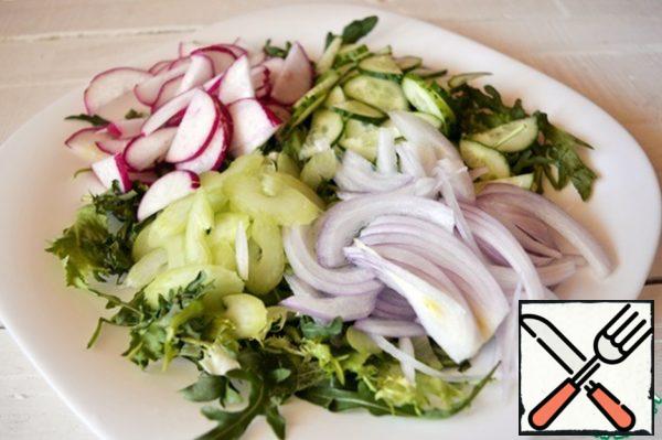 Meanwhile, prepare our vegetables: radishes and cucumbers cut in half rings, celery stalk thin plates, onions-feathers! Under a stream of cold water, wash the onions and send all the vegetables to the salad mix in a serving plate. All carefully mix and sprinkle with lemon juice!
