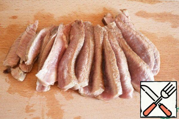 Cut the rested meat into thin strips.
