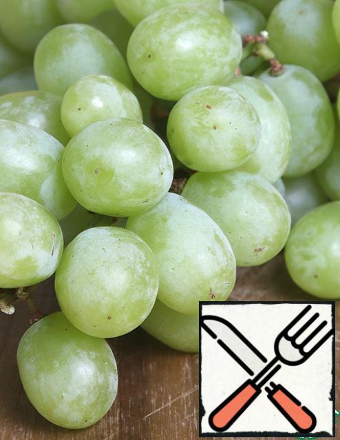 While everything is cooking, wash the grapes and cut them in half. It is better to take dense grapes without seeds. Combine the ready-made ingredients, pour olive oil (or other vegetable oil) and serve!