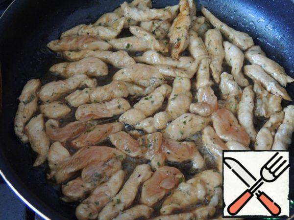 Fry the meat in 2 tablespoons of olive oil until Golden brown.Fry the meat in 2 tablespoons of olive oil until Golden brown.