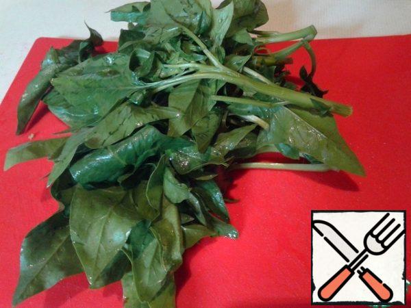 Wash the spinach and separate the soft parts. Slice or pick.