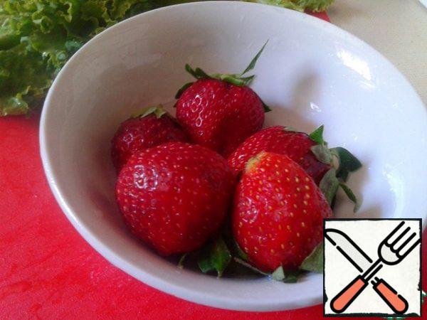 Cut the berries into 2 or 4 parts, depending on the size.