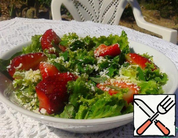 Green Salad with Strawberries Recipe