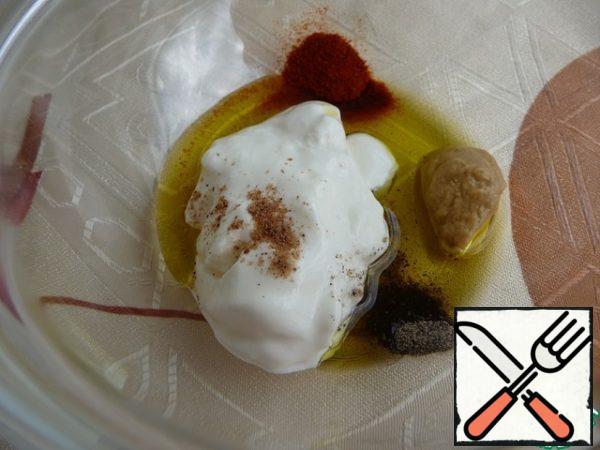 In a bowl, mix all the ingredients for the sauce (yogurt, mustard, oil, pepper mixture, nutmeg).