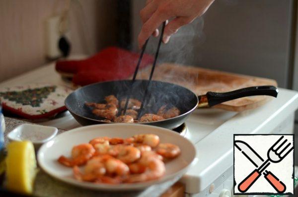 Shrimps are cleaned from the shell, leaving a tail. Sprinkle with salt and black pepper (to taste) and fry in olive oil for about 1-2 minutes on each side.