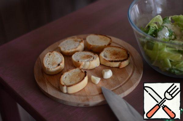For croutons, take a couple of pieces of ordinary French baguette, rub them with garlic and put them in a frying pan without oil. Fry on each side until golden brown.