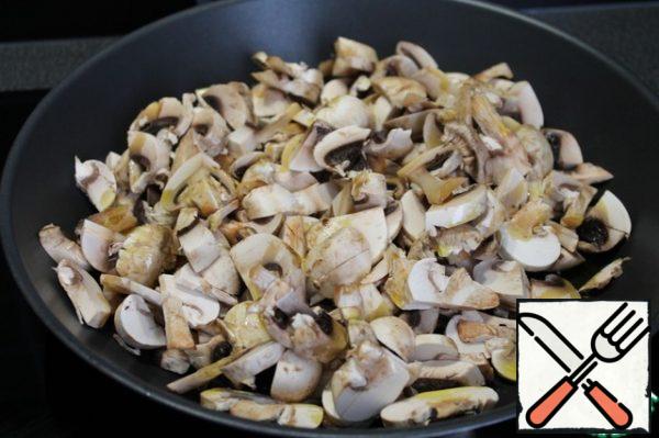 Wash potatoes, boil in the uniform and leave to cool. My mushrooms, randomly cut and fry with a small amount of vegetable oil over high heat. To fry the mushrooms, and not stewed, they should dry out a little after washing and fry them over high heat, then the water will not be released. Leave to cool.