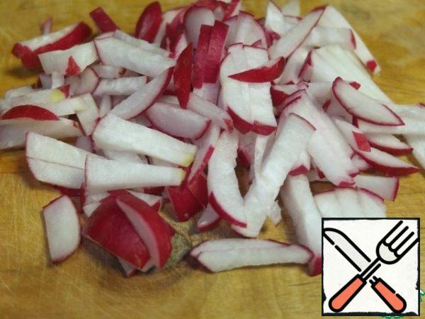 Cut the radish into strips.