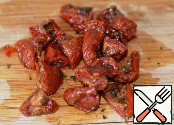 Let the oil drain from the dried tomatoes and cut into arbitrary pieces.