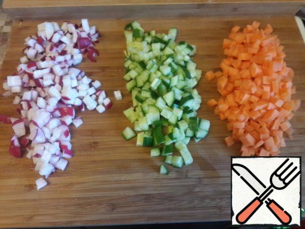 Cut the radish, cucumber and carrot into small cubes.