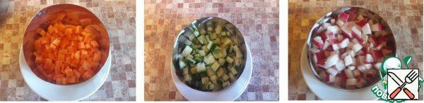 Lay out in layers, smearing with sauce: carrot, cucumber, radish.