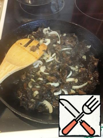 Cut the mushrooms and onions, fry in vegetable oil until ready, a little prisalivaem. Cool.