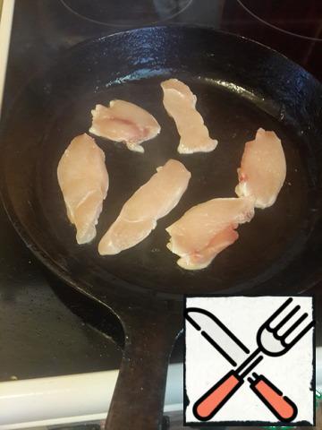 Cut the chicken fillet into slices, sprinkle with salt and pepper and quickly fry in a hot pan (20-30 seconds on each side.