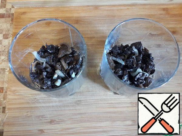 Put the salad in the glasses in layers. The bottom layer is mushrooms with onions.