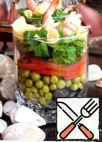 Cut the salad leaves into strips and put them on top with a "cap"Place the cheese slices on the salad leaves in curls. Place the boiled shrimp on top and pour the remaining sauce over it.