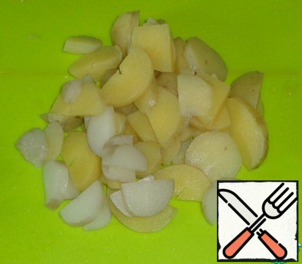 peel the potatoes and boil them in salted water until tender. Drain the water and cool. Warm potatoes cut into strips or cubes.