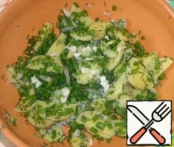 Peel the young garlic and finely chop it. Add to the potatoes and greens.