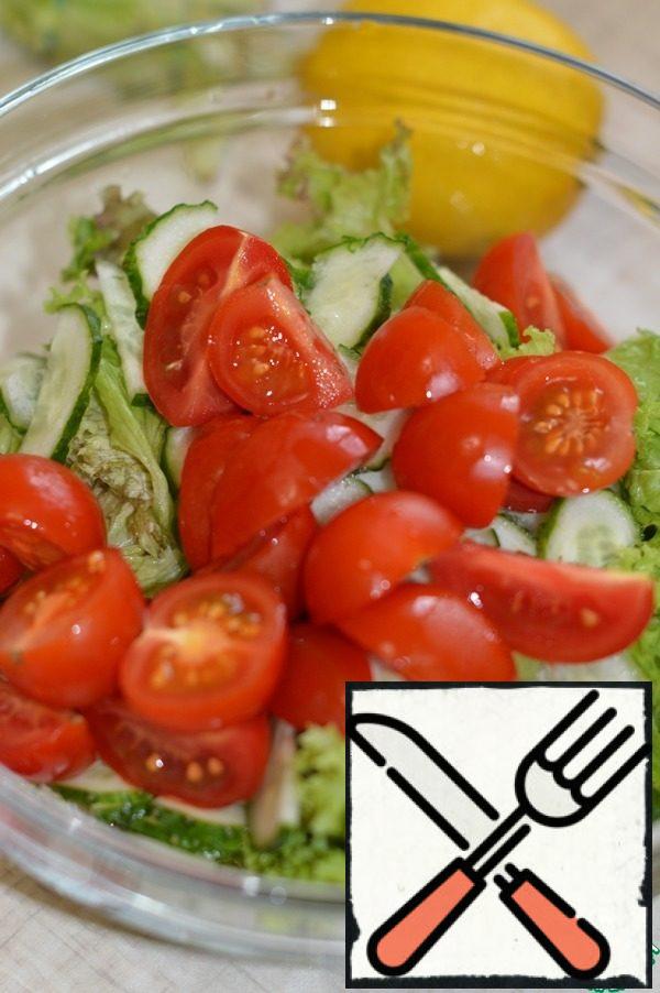 Tear the salad with your hands. cut the tomato and cucumber at random and put it in a Cup.
