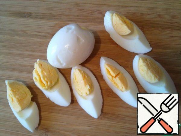 Boil the eggs, peel and cut into slices.