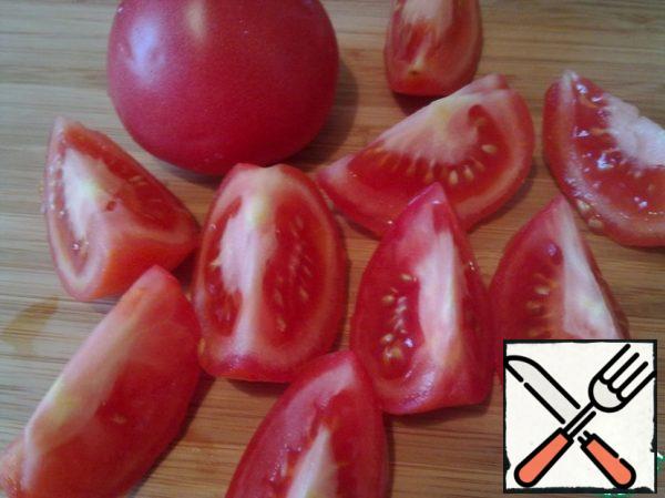 Tomatoes also cut into slices.